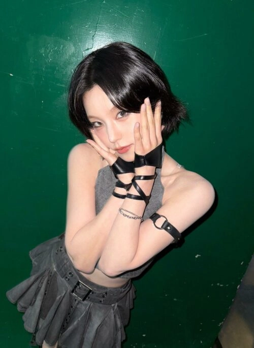 Black Half-Palm Faux Leather Strap Gloves | Yeji - ITZY