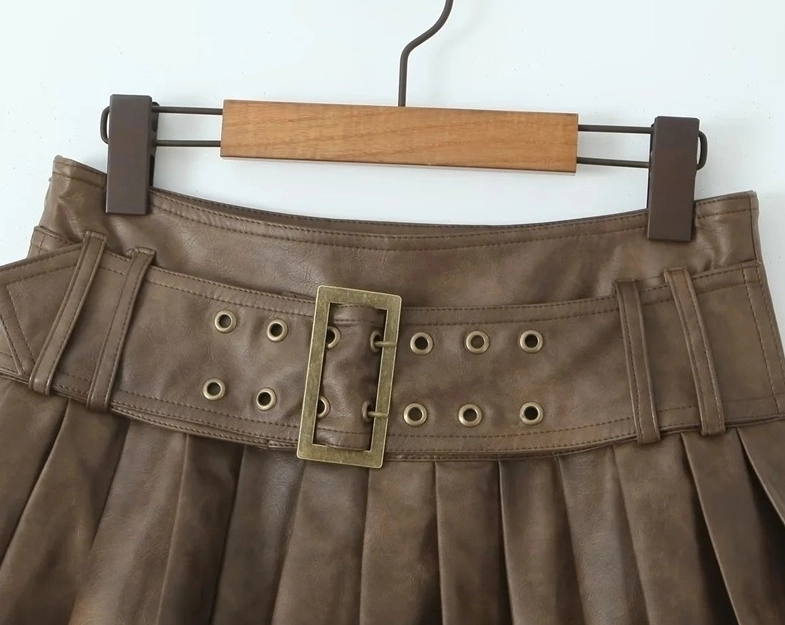 Brown Faux Leather Belted Pleated Skirt | Chaeryeong - ITZY