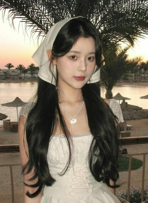 Plain White Lace-Trim Head Scarf | Wonyoung – IVE