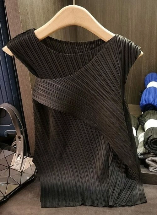 Black Asymmetric Micro Pleats Top | Wendy – Red Velvet