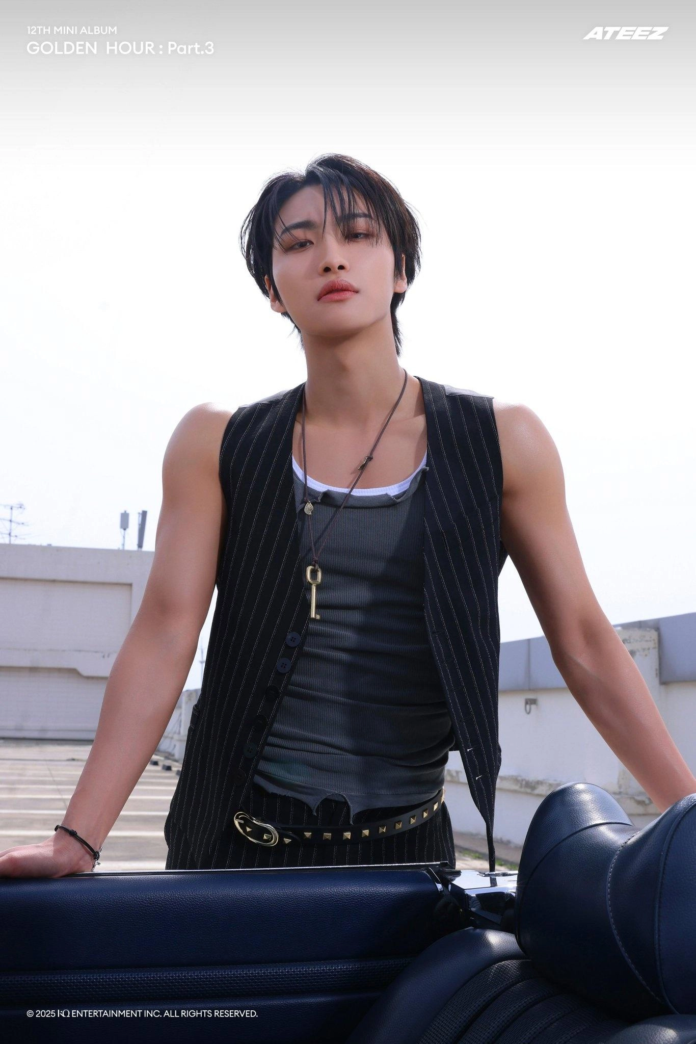 トップス HYEON /blossom gilet Black and White Flower Embroidered Knitted Vest | J - STAYC