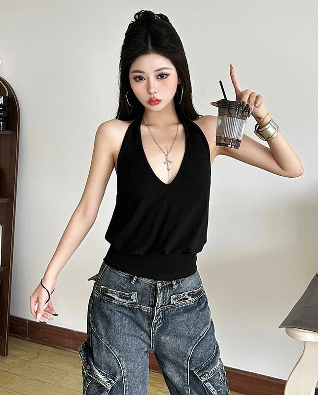 Jennie着用　RAGA MALAK V neck top Jennie着用 RAGA MALAK V neck top White V-Neck Knit Crop Top