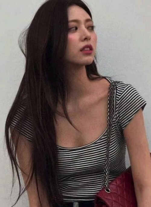 Black & White Striped Scoop-Neck Top | Yuna – ITZY