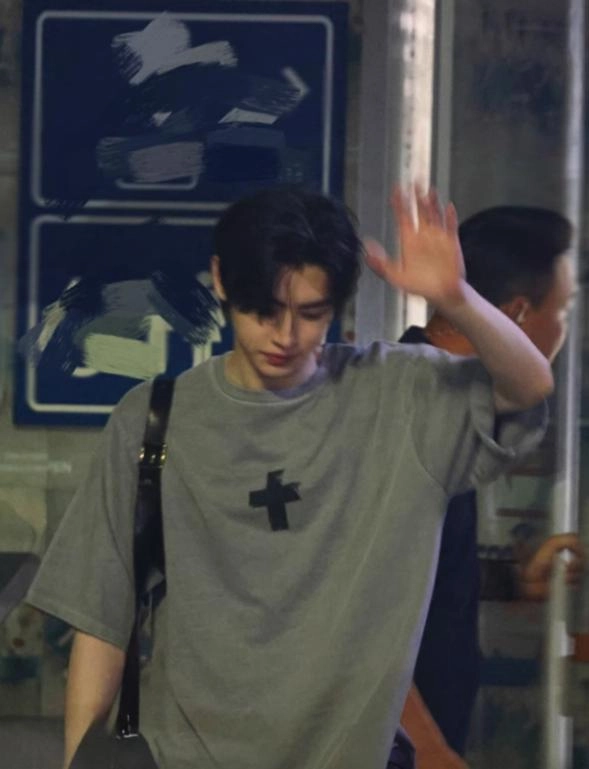 Grey Cross Print T-Shirt | Sunghoon - Enhypen - Fashion Chingu