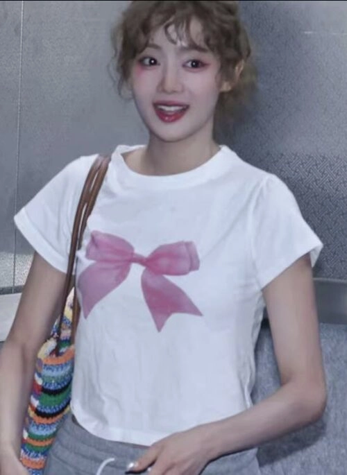 White Ribbon Print Cropped T-Shirt | Minnie – (G)I-DLE