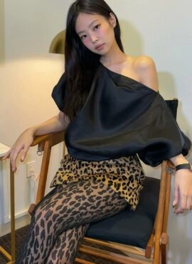 Black Asymmetric Off-Shoulder Puffy Top | Jennie – BlackPink