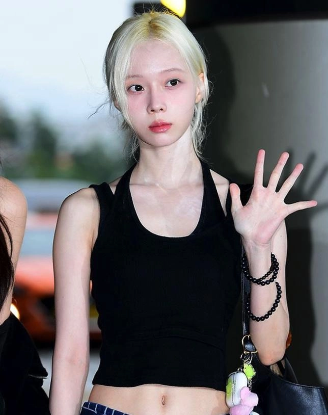 Black Overlay Strap Cropped Top | Winter - Aespa - Fashion Chingu