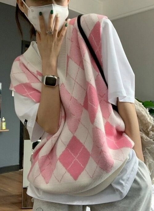 Pink V-Neck Argyle Vest | Um Jae Il – Resident Playbook
