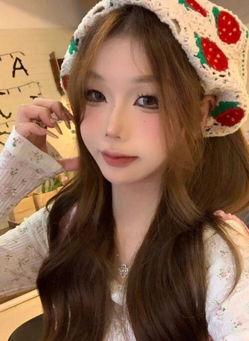 Beige Strawberry Crochet Headscarf | Chaewon – Le Sserafim