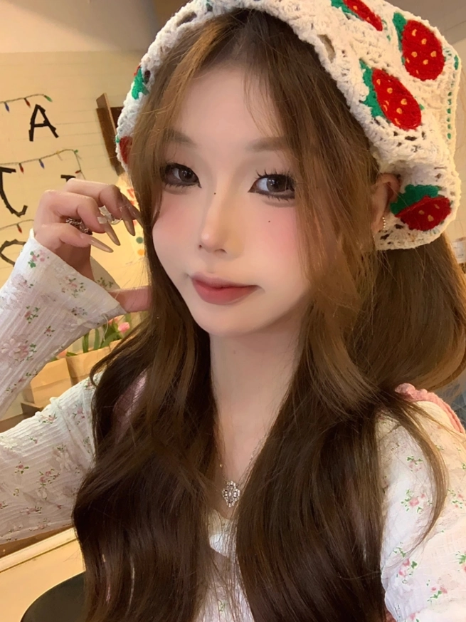 Beige Strawberry Crochet Headscarf | Chaewon - Le Sserafim