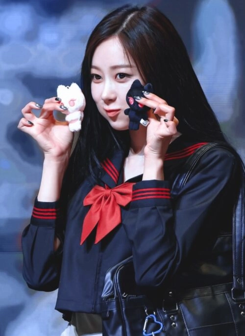 Black And Red Sailor-Collar Blouse | Giselle - Aespa