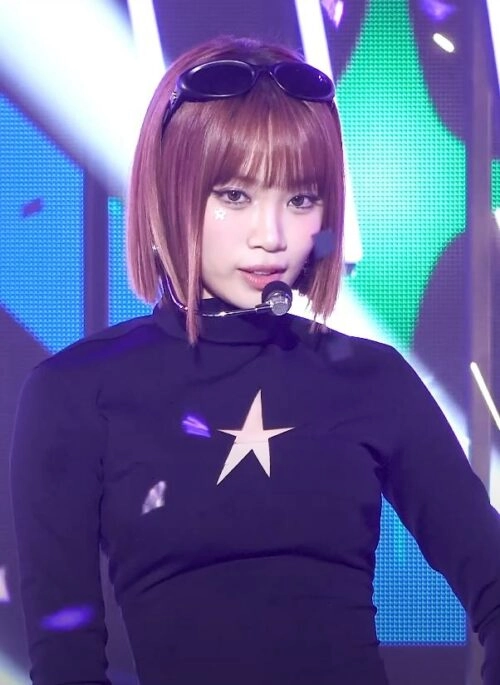 Black Hollow Star Mock Neck Top | Chaewon – Le Sserafim
