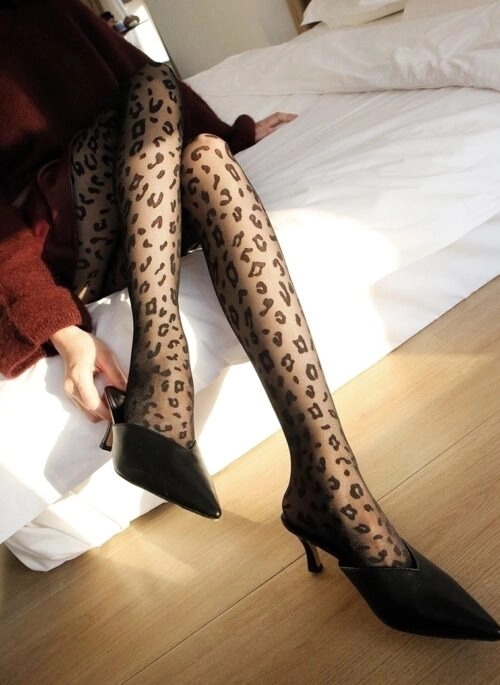 Black Leopard Pattern Net Stockings | Iroha – ILLIT
