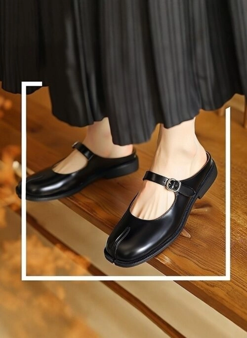 Black Split-Toe Mule Flats | Jennie – BlackPink