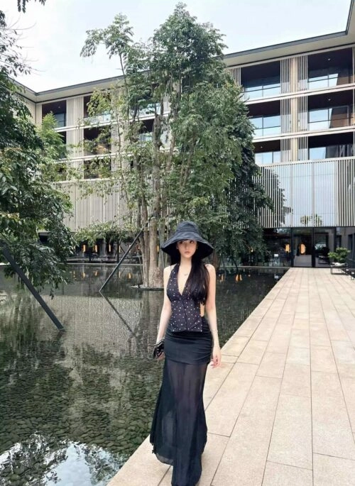 Black Strappy Back Halter Top | Chaewon – Le Sserafim