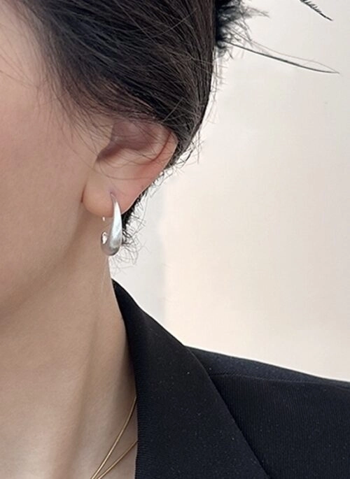 Silver C-Shape Frosted Earrings | Yujin – IVE