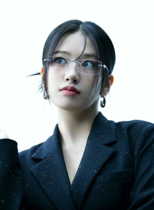Silver C-Shape Frosted Earrings | Yujin – IVE