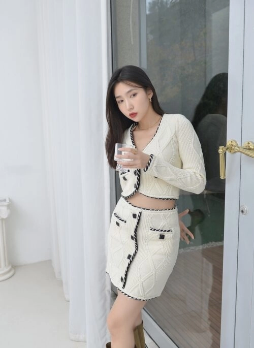 White Contrast Lining Knitted Skirt | Do Do Hee - My Demon