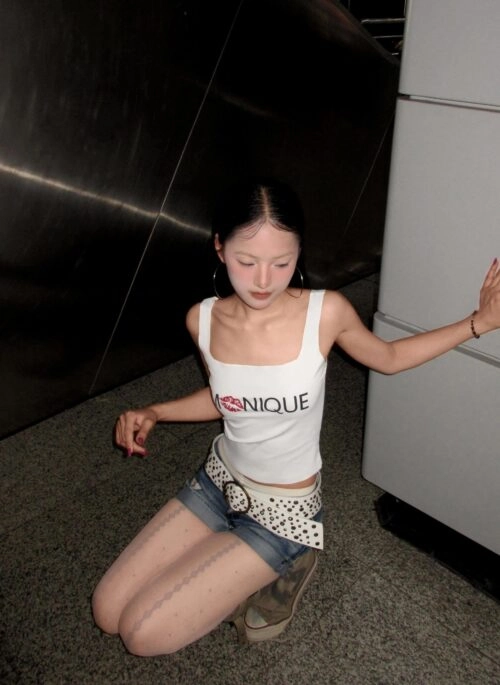 White Kiss Mark Print Fitted Crop Top | Jennie – BlackPink