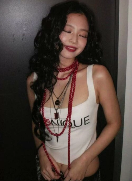 White Kiss Mark Print Fitted Crop Top | Jennie – BlackPink