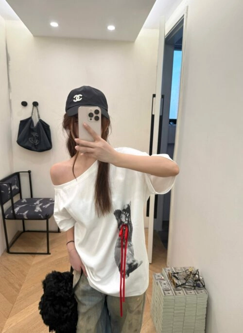White Off-Shoulder Cat Print T-Shirt | Wonyoung – IVE