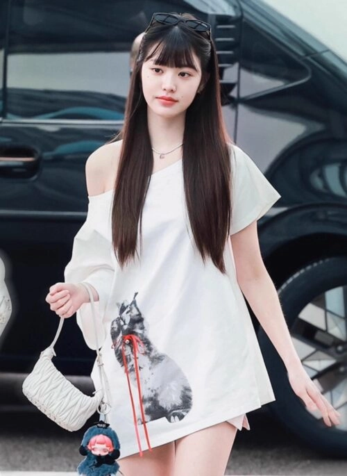White Off-Shoulder Cat Print T-Shirt | Wonyoung – IVE