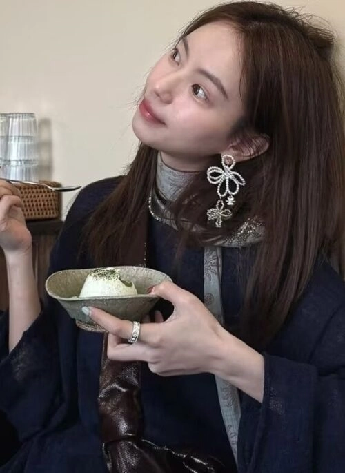 White Pearl Flower Asymmetrical Earrings | IU