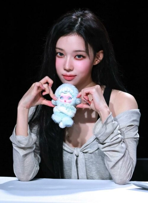 Black Overlay Strap Cropped Top | Winter - Aespa - Fashion Chingu