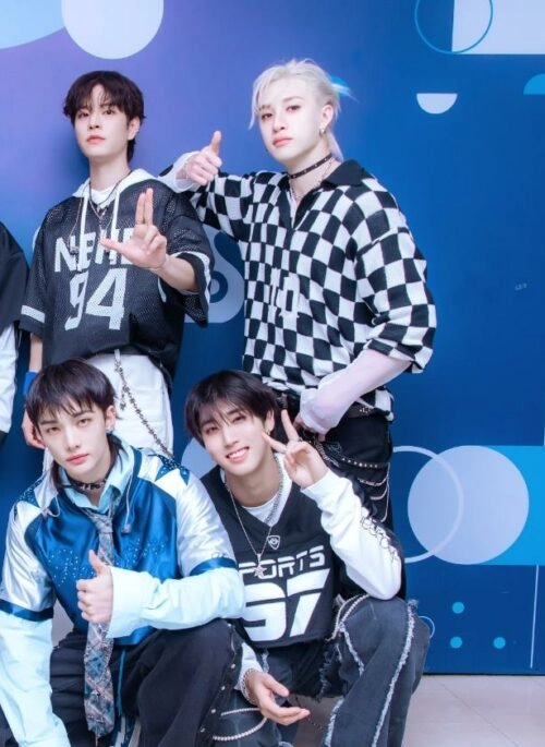 Black And White Checkered Long Sleeves Polo Sweater | Bangchan - Stray Kids