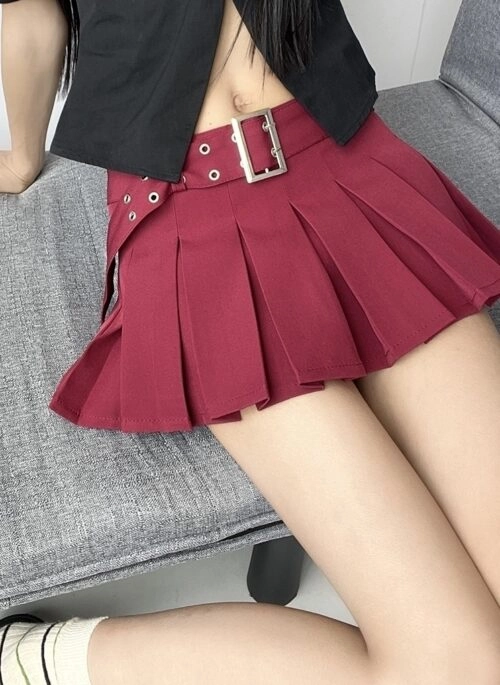 Red Buckle Belt Pleated Mini Skirt | Wonyoung - IVE