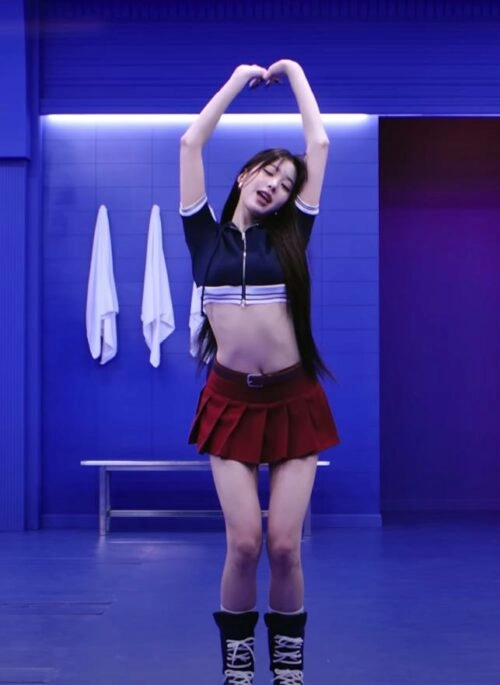 Red Buckle Belt Pleated Mini Skirt | Wonyoung - IVE