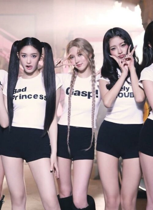 White “Gasp!” Graphic Print T-Shirt | Gaeul – IVE