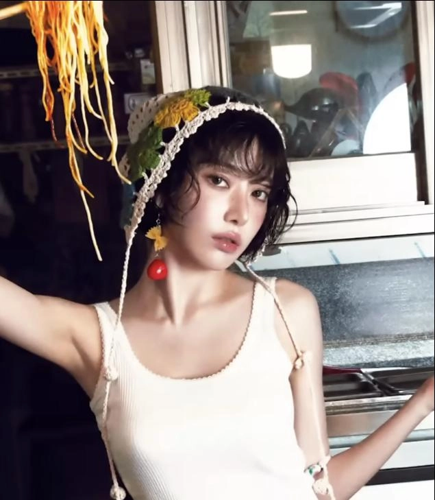 Beige Crochet Multicolor Flower Hat | Sakura - Le Sserafim