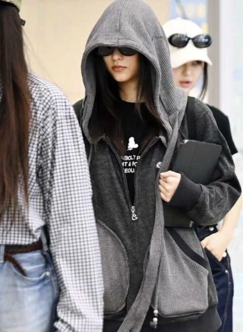 Black Dancing Bears Hoodie | Haerin - NewJeans - Fashion Chingu