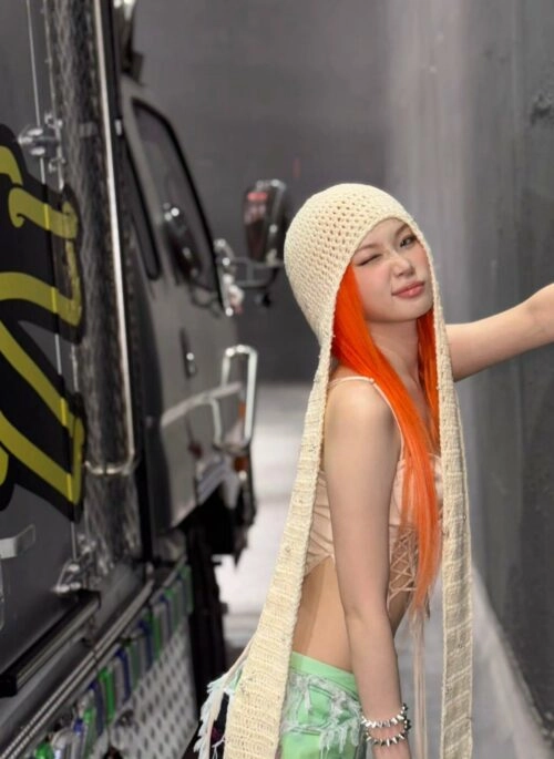 Beige Strawberry Crochet Headscarf | Chaewon - Le Sserafim